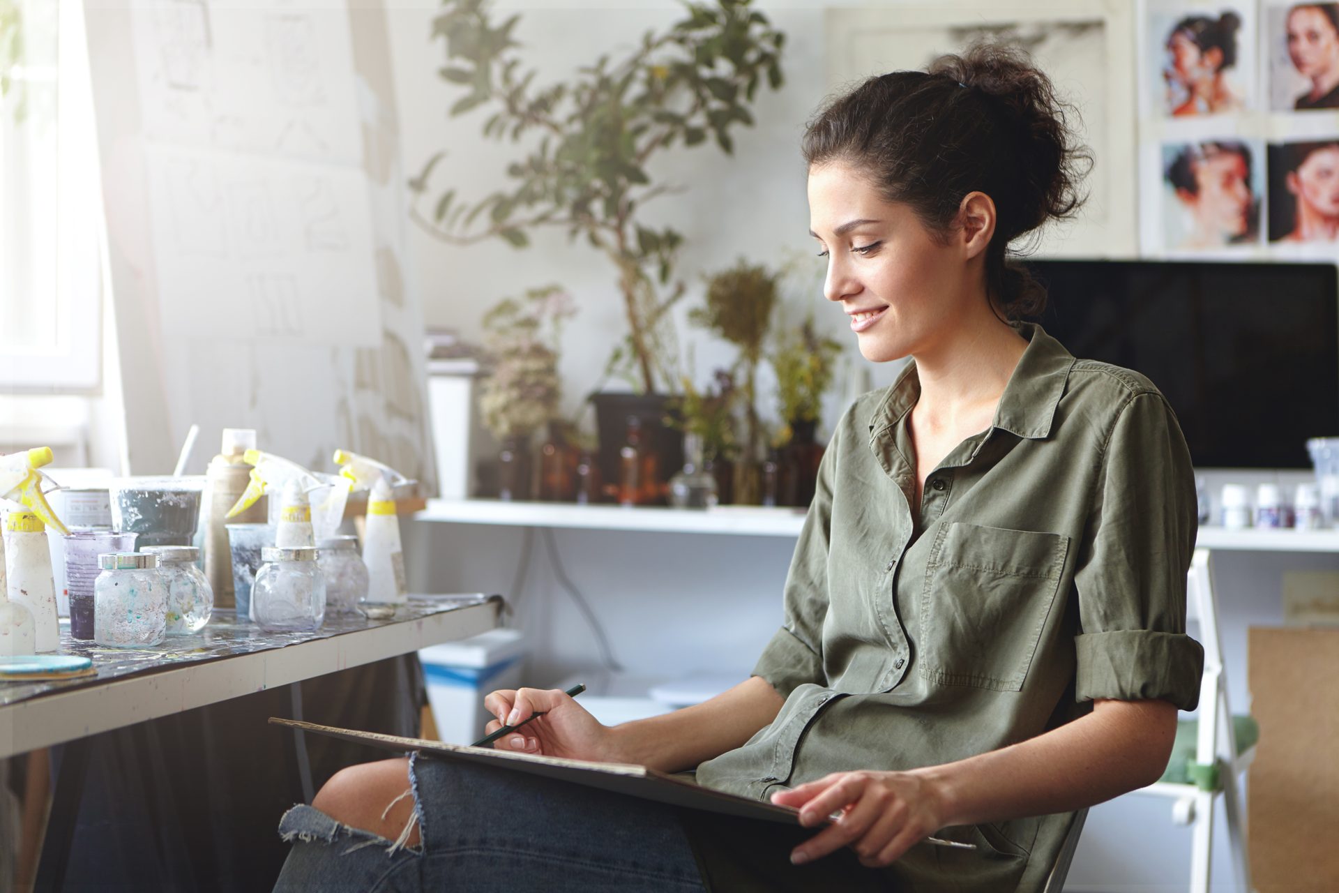 Femme en train de dessiner, illustrant la cotisation foncière des entreprises (CFE) du micro-entrepreneur