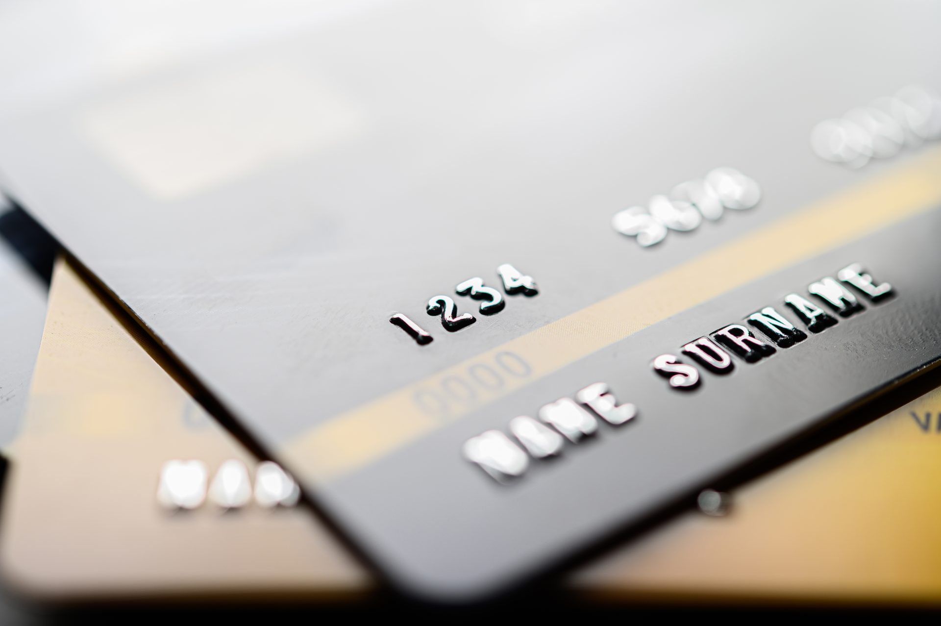 Carte bancaire posée sur une table, illustrant le compte bancaire professionnel du micro-entrepreneur