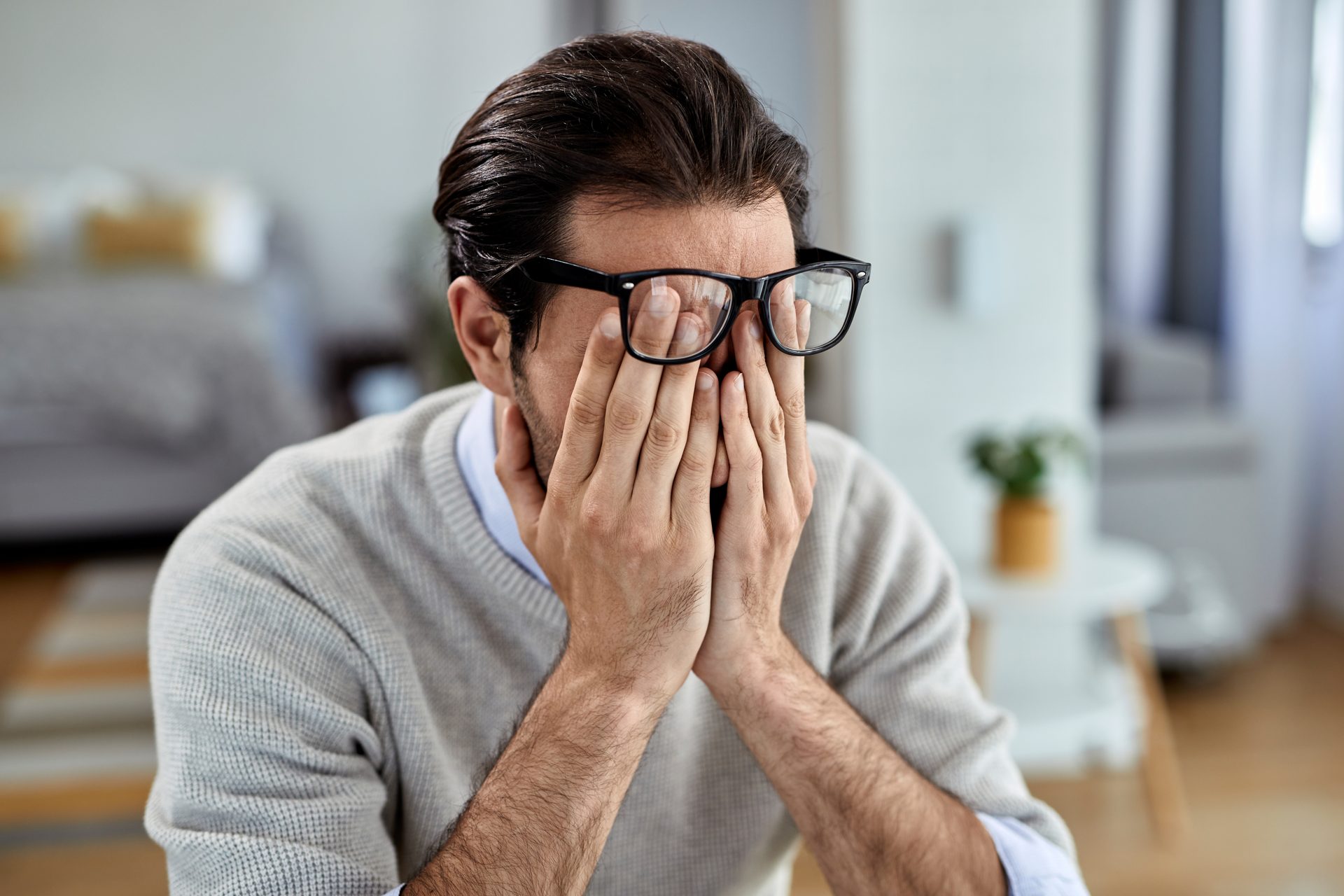 Homme qui se frotte les yeux, fatigué, illustrant les indemnités journalières en ALD pour un indépendant