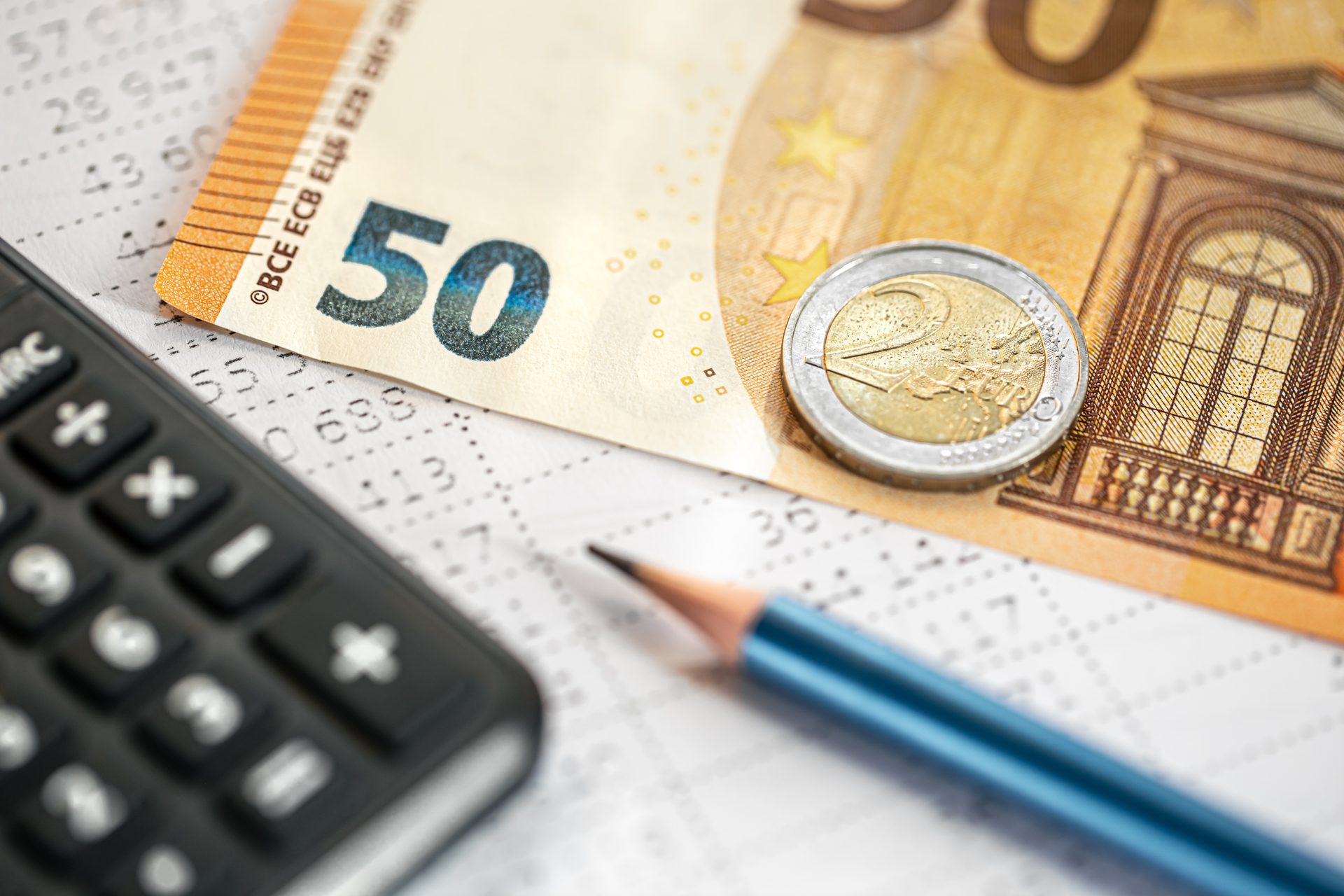 Billet de 50 euros posé sur une table, illustrant le versement libératoire de l’impôt pour la micro-entreprise
